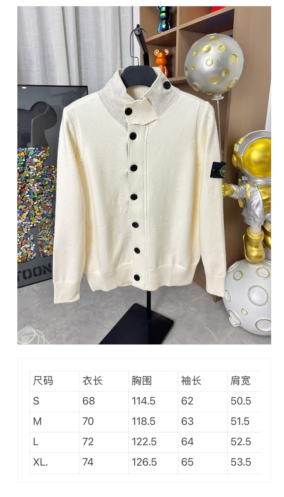 P340 Style number: DC172# Stone Island knitted woolen splicing wool cardigan jacket. The whole garment is made with high-quality machines imported from Germany. Three types of machines. Three weaving methods. The process is complex and tedious. Customized color-dyed wool➕wool splicing. High gram weight, high density and ultra-high quality. The wool is soft, delicate and skin-friendly, and feels soft and silky! The inside is a zipper design and the outside is a button design. The whole garment has nine buttons. It weighs more than 1 kilogram. Color: off-white. Size: S-M-L-Xl.